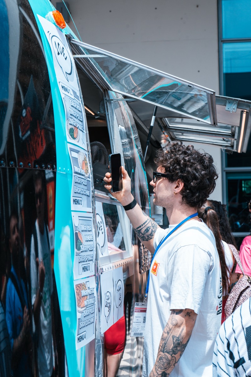 Un visitatore fotografa il menu del giorno