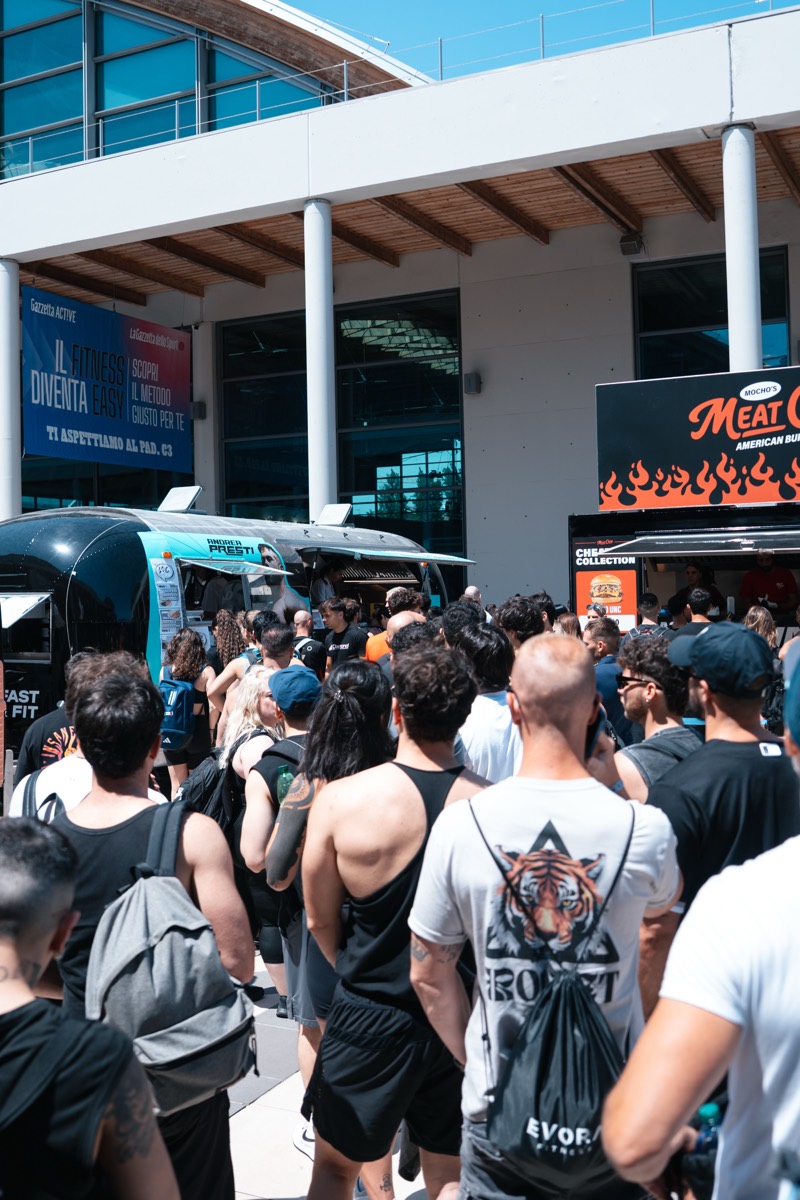 La fila davanti al truck durante la fiera